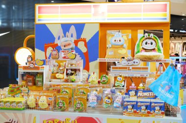 Pattaya, Tayland - 14 Kasım 2025: POP MART, fotokopi alanı ile eğlenceli bir perakende seti içinde renkli oyuncaklar ve renkli ambalajlar sergiliyor