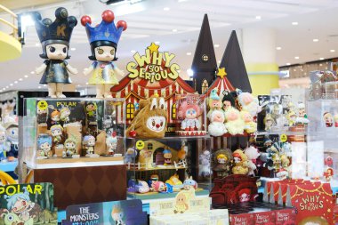 Pattaya, Tayland - 14 Kasım 2025: Alışveriş merkezindeki Pop Mart oyuncakçısında canlı karakterler ve kopyalama alanı olan eşsiz tasarımlar içeren kolleksiyonlu heykelcikler