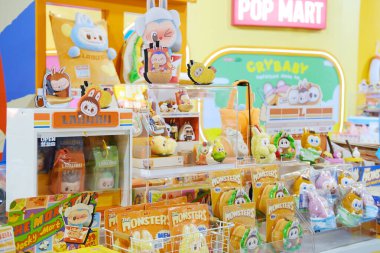 Pattaya, Tayland - 14 Kasım 2025: Vibrant Pop Mart mağazası Labubu, Molly ve The Monsters koleksiyonlarını neşeli bir alışveriş merkezinde sergiliyor