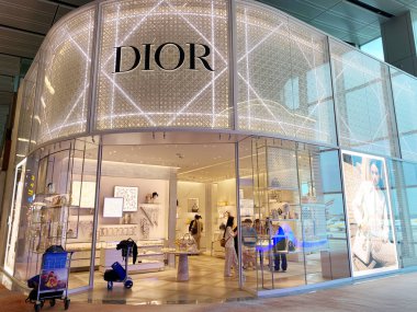 Singapur, Singapur - Kasım 04, 2025: Dior mağazası, lüks moda ve aksesuarlarla müşterileri çeken zarif tasarım ve aydınlatılmış vitrinlere sahiptir.