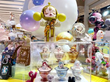 Pattaya, Tayland - 20 Kasım 2025: Eşsiz koleksiyon heykelcikler ve dekoratif eşyalar canlı bir alışveriş merkezinde sergileniyor, sanatsal işçiliği ve oyuncu tasarımı ön plana çıkarıyor