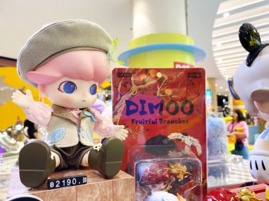 Pattaya, Tayland - 20 Kasım 2025: DIMOO bebeği, renkli ürünlerle dolu canlı bir oyuncakçıda belirgin bir şekilde sergilenen pembe saç ve şık kıyafete sahiptir