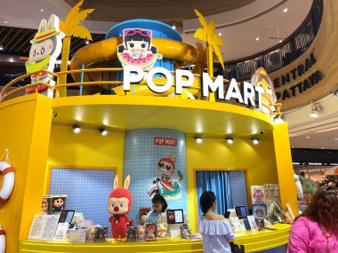 Pattaya, Tayland - 20 Kasım 2025: POP MART mağazası canlı renklere ve canlı atmosfere sahip canlı bir alışveriş merkezinde neşeli karakterler ve eşyalar sergiliyor