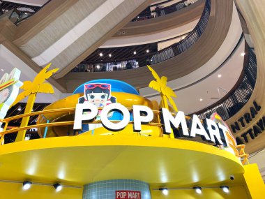 Pattaya, Tayland - 20 Kasım 2025: Canlı POP MART mağazası içi renkli tabelalar ve oyuncu dekorlarla dolu, canlı bir alışveriş deneyimi yaratıyor