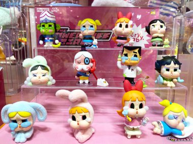 Pattaya, Tayland - 20 Kasım 2025: Bir oyuncakçıda canlı renkler ve eğlenceli tasarımlar içeren sevimli çizgi film karakterleri koleksiyonu