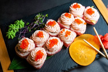 Siyah bir tepside lezzetli suşi yakın plan..