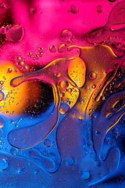 Mavi, sarı ve pembe tonlarla soyut yağ ve su karışımı..