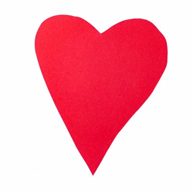 Beyaz arka planda izole edilmiş basit kırmızı kağıt kalp, aşk ve romantizmin klasik sembolü..