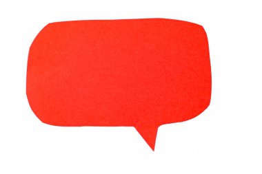 Beyaz arkaplanda izole edilmiş parlak kırmızı kağıt konuşma balonu, sosyal ve mesaj kavramları için cesur sohbet simgesi.