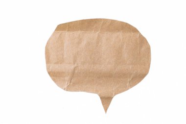 Kraft kağıt konuşma baloncuğu beyaz üzerinde hafif kırışıklıklar, yaratıcı tasarımlar için el yapımı iletişim elementi izole.