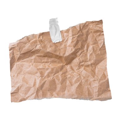 Beyaz arkaplan, el yapımı anımsatıcı ya da ileti biçimine bantlanmış buruşuk kahverengi kraft kağıt notu.