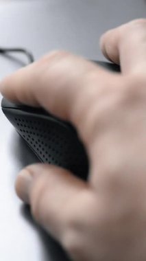 Siyah bir bilgisayar faresi kullanarak bir ele odaklanmak. Etkileşim, bilgisayar kullanımı, oyun ya da internet taraması öneriyor. Dikey video