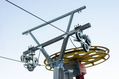 Mavi gökyüzü, kış tesisi ve dağ altyapısı kavramına karşı metal yapısı olan modern kayak kaldırma kablosu sistemi.