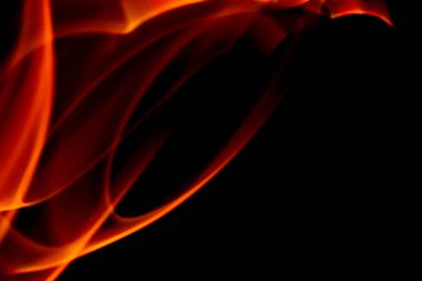 Akan kırmızı duman şekilleri siyah arkaplanda dramatik bir kontrastla dinamik soyut hareket oluşturur.