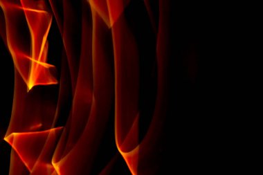 Dikey akış dalgaları güçlü soyut hareketler ve koyu arkaplanda parlayan enerji yaratıyor..