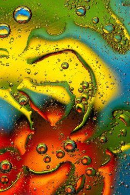 Parlak neon sarısı ve orman yeşili renklerde birbirine kenetlenmiş yağ şekillerinin yüksek kontrastlı makro görüntüsü hücresel biyolojiyi çağrıştırıyor..