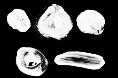 Çeşitli el çizimleri beyaz tebeşir damlaları, noktalar ve siyah arkaplan üzerinde kaba grunge dokusu olan organik dairesel şekiller..