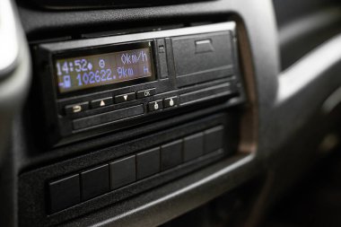 Şehirlerarası taşımacılık için eğlence ve düzenleyici izleme ekipmanlarının yer aldığı bir kamyon gösterge panelinin iç görünümü.