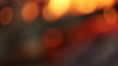 Sıcak turuncu bokeh ışıkları ve pürüzsüz hareket bulanıklığının olduğu soyut odaklanmış sahne. Yumuşak parıldayan şekiller sinematik ve atmosferik bir arkaplan oluşturur, örtüşmeler, geçişler, sanatsal görseller, ruh hali sahneleri ve modern video tasarımı için idealdir..