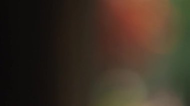 Yumuşak kırmızı ve turuncu tonların ince yeşil kenarlarla harmanlandığı soyut video görüntüleri. Odaklanamayan gradyanlar sıcak, dengesiz ve sinematik bir atmosfer yaratıyor, arka plan görselleri, örtüler, film geçişleri, sanatsal projeler için ideal..