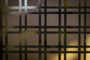 Soyut geometrik şebeke düzeni arka planı kare şekiller, kesişen çizgiler ve yumuşak ışık yansımaları içerir. Modern ve minimal tasarım teknoloji kavramları, kurumsal görseller, dijital sunumlar, duvar kağıtları için uygundur..