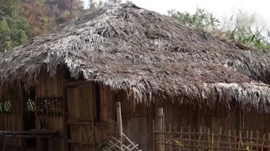 Geleneksel bambu kulübesi, kurumuş bir sazdan çatı ve kırsal alanda ahşap duvarlar örüyor. Basit el yapımı yapı, yerel mimariyi, doğal yapı malzemelerini ve kırsal yaşam tarzını yansıtıyor..