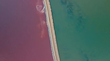 Büyük Salt Lake. Gün batımında arkasında dağlar olan bir su kütlesinin yanında tuz düzlüğü. Gün sona ererken renkler değişir, eşsiz bir ayar yaratır..