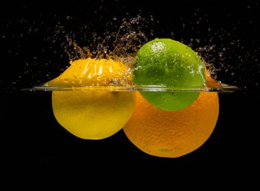 Citrus Sıçrama Enerjisi, Dinamik Citrus Kombine Etkisi Enerji ve Ferahlatıcı İçecek Görüntüsü, Sudaki Meyvelerin Çarpışması Canlı Zest ve Etkili Sıçratma Oluşturur