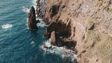 Uçan Kayalıklar Deniz Yığını Turkuaz Okyanus İHA 'sı Azores Adaları üzerinde Panorama Engebeli Volkanik Kıyı Hattı Çarpan Dalgalar, Yükselen Bazalt oluşumlar, Dar Kayalık Tepe Yolu,