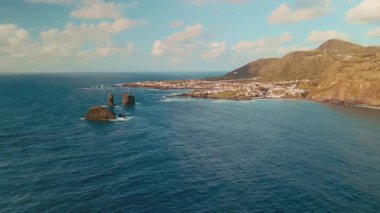 Turkuaz Okyanusu ile Azores Kıyısı, Beyaz Yıkanmış Köy 'ü Çerçeveleyen Günışığı Volkanik Uçurumlar, Sığınak Koyu' nu Saran Nazik Dalgalar, Yumuşak Bulutlar Altında Geniş Ufuk,