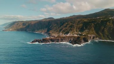 Azores Kıyısı Engebeli Kayalıklar Okyanusla Buluştu, Dalgalar Volkanik Kayalara Düştü, Zümrüt Turkuaz Suyu, Yeşil Teraslar ve Dik Yamaçlara Dağıtılmış Beyaz Evler, Yumuşak Bulut