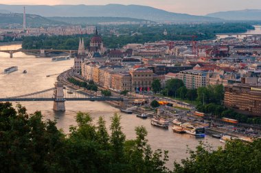 Budapeşte 'de Günbatımı Tuna Nehri, Tarih Parlamentosu ve Zincir Köprüsü Parıltısı, Çatı Üstleri Skyline
