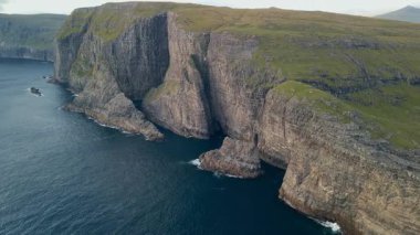 Air Stratified Cliffs Faroe Adaları Sahilleri Katmanlı Kaya Duvarları, Derin Mavi Deniz, Dalgalar Oluşturulmuş Üs,