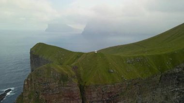Hava Feneri Burnu Faroe Adaları Grassy Promontory 'ye tünemiş Küçük Beyaz Fener, Misty Horizon,