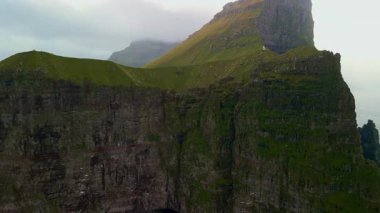 Hava Uçurumu Monoe Adaları Engebeli Dikey Kaya Surat, Düşük Bulutlar Altında Yeşil Plato, Moody Işık Platosu,