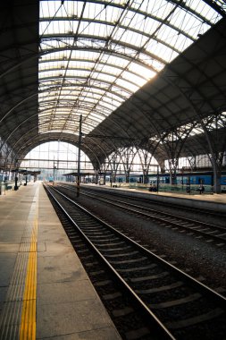 Boş Praha Tren İstasyonu Platformu Kemerli Kubbe Altında, Dramatik Parçalar Birleşme Perspektifi, Sarı