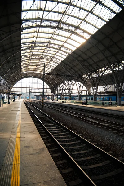 Boş Praha Tren İstasyonu Platformu Kemerli Kubbe Altında, Dramatik Parçalar Birleşme Perspektifi, Sarı