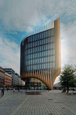 Yuvarlak Cam Ofis Kulesi Anchors Meydanı, Dikey Yüzgeçler Ritmik Şablon Yarat, Sıcak Metal Kaplama Akımları