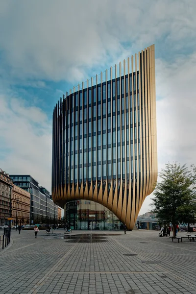 Yuvarlak Cam Ofis Kulesi Anchors Meydanı, Dikey Yüzgeçler Ritmik Şablon Yarat, Sıcak Metal Kaplama Akımları