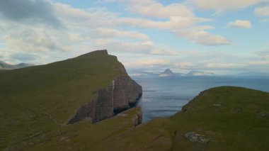 Yükselen Yeşil Tepe, dikkatleri engebeli uçurumlara ve uzak deniz zaman yığınlarına yöneltti.