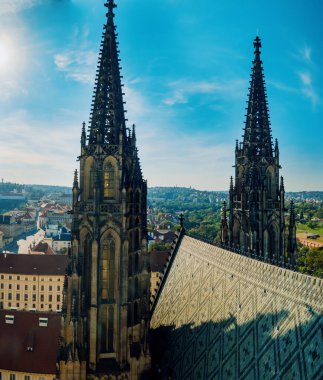 Dramatik Prag Katedral Kuleleri Karmaşık Taş Çalışmaları, Gargoyles, Shadows, Dikey