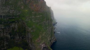 Sisli Uçurum Okyanus Ufkusu, Dalgalı Teraslı Bulutlu Öngörü Uzaktaki Deniz Ufkunu