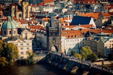 Yayalar ve Heykellerle Tarihi Charles Köprüsü Kulesi, Canlı Gün ortası Kalabalığı ve Müzisyen
