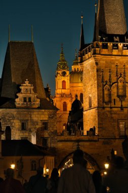 Prag Kuleleri Altında Akşam Kalabalığı Tarihi Köprü Yaklaşım, Siluetler ve Fener Işığı Moody 'i Yarattı