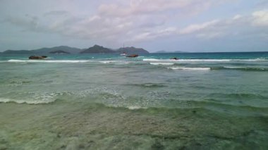 Hava Sığ Resifi Seyşeller Sakin Vista, Geniş Cam Göl Görünür Deniz Yatağı, Uzak Ada Siluetleri