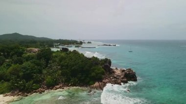 Hava Rocky Burnu Seyşeller Turkuaz Suyu, Sarkık Palmiye Örtüsü Granit Kayaların Üzerinde Dalgalar Çarpışıyor