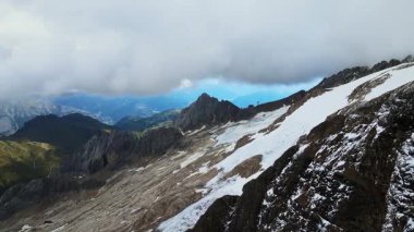 Karlı Dolomity yamaçlarının hava görüntüsü Süpürücü Vadi ve Yeşil Tepeler, Düşük Bulut Tavanı ve Uzak