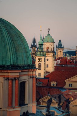 Alacakaranlık Gökyüzü: Yeşil Kubbe Çatıları, Yumuşak Pastel Gökyüzü, Barok Kuleler ve Kuleler, Terracotta Döşemeleri,