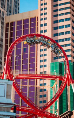 ABD Skyline 'a karşı Kırmızı Coaster Döngüsü, Yüksek Cam Gökdelenler, Canlı Cepheler ve Çelik Parça Dokuma