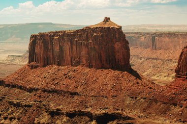 Sunlit Red Rock Butte, ABD Çöl Genişletici Kanyon Vadisi, Katmanlı Kum Taşı Kayalıkları, Sıska Çalı, Uzak